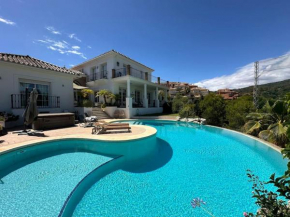R35 Spacious private villa&pool